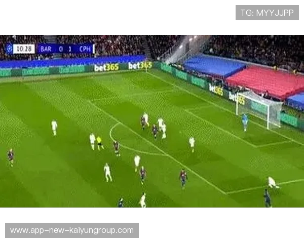 亚马尔右路连过两人送出横传，莱万门前包抄点射建功