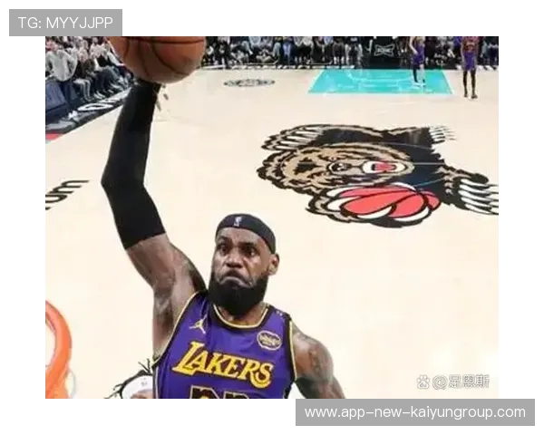 湖人关键回合抢断，反击扣篮点燃